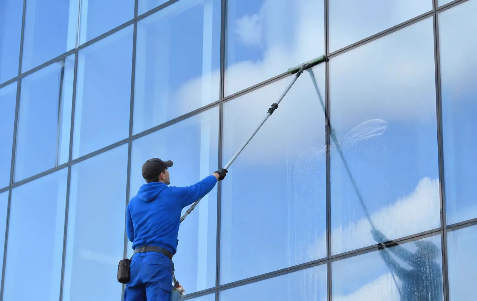 flashclean.at Fensterreinigung Wien Mödling – Glasfassade wird mit Teleskopstange gereinigt